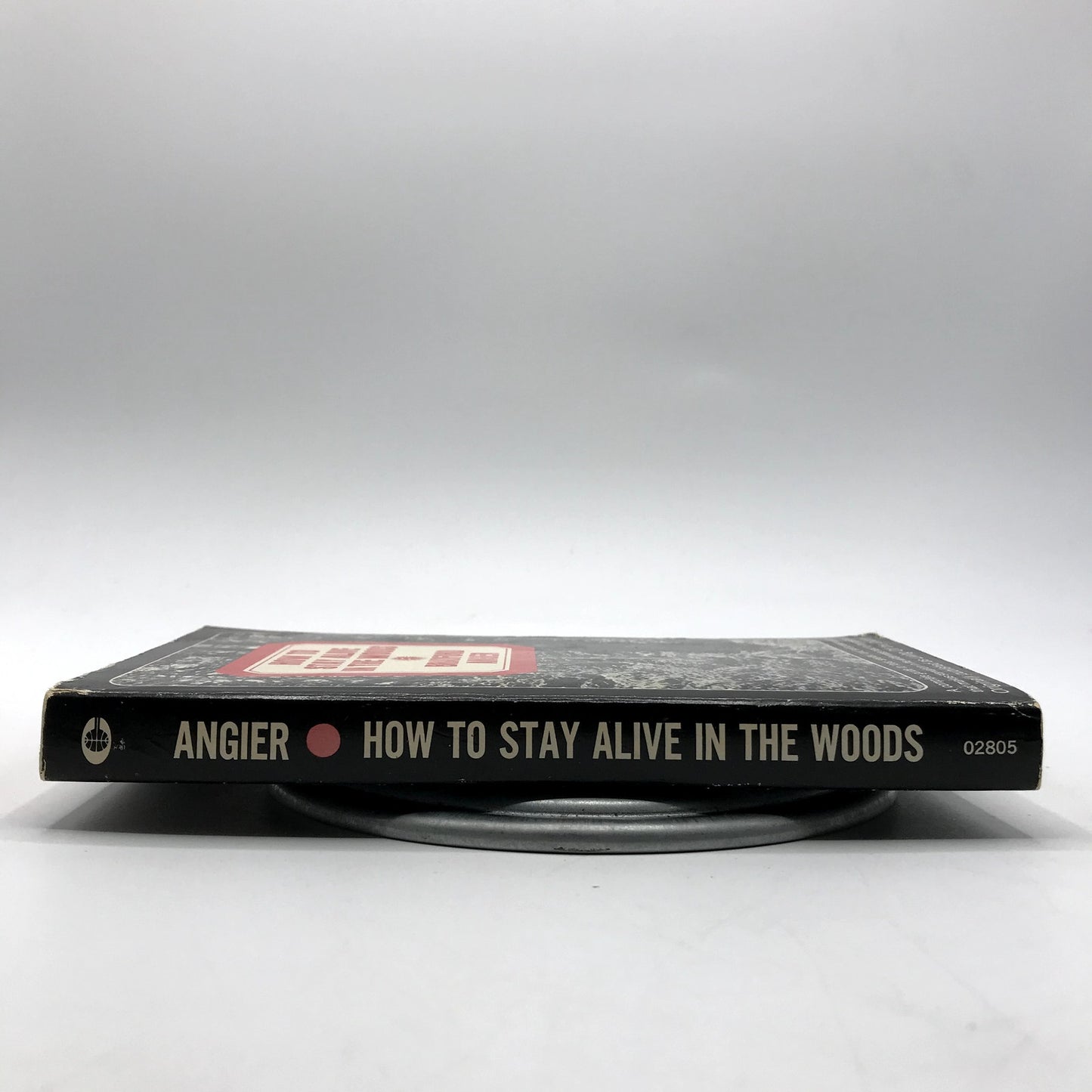 How to Stay Alive In the Woods Survivalist Guide Illustrated Paperback by Angier