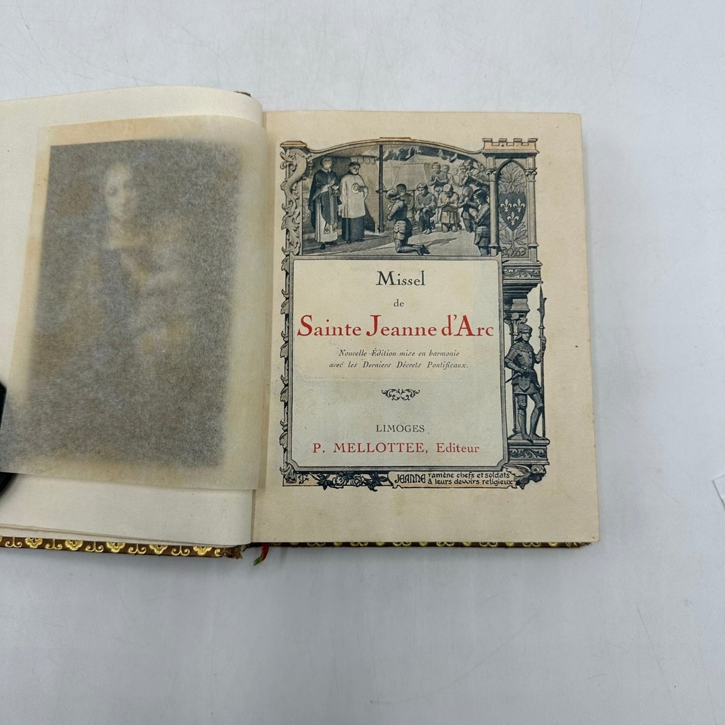 Missel de Sainte Jeanne d'Arc Illustrated Gilt Edges Leather Book Nouvelle Ed